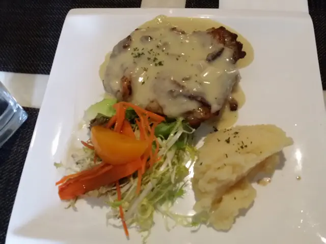 烤雞扒配野菌忌廉汁