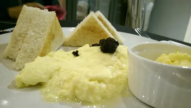 黑松露炒蛋厚多士