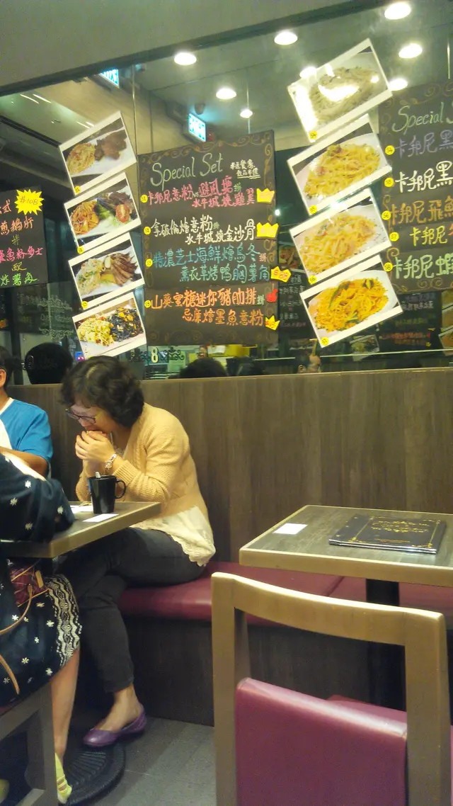 牆面貼滿菜式