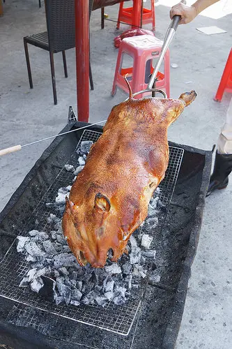 轉眼間燒豬也燒好了!
