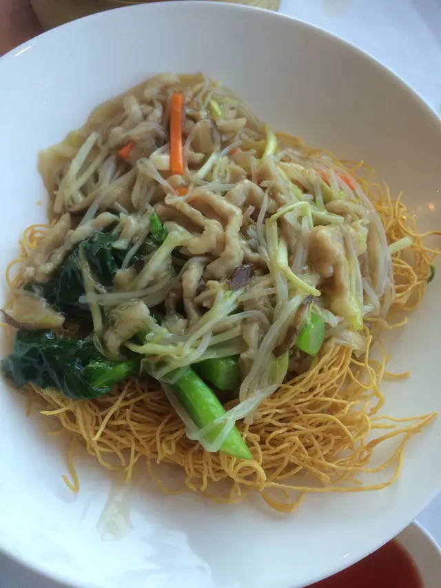 肉絲芡另上，不會將煎得脆的麵弄糊，所以當我們將肉絲芡放在麵再吃時，麵仍很脆，有口感，味道亦不錯。