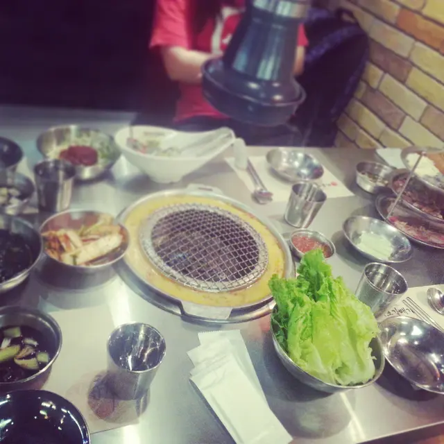 原來每位客人入到去~樓面哥哥姐姐就會先送上一整枱前菜。set好曬爐~再慢慢揀食乜。