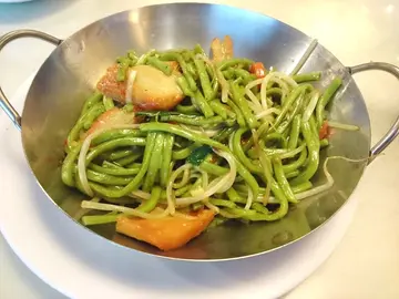 泰式猪颈肉炒菠菜面