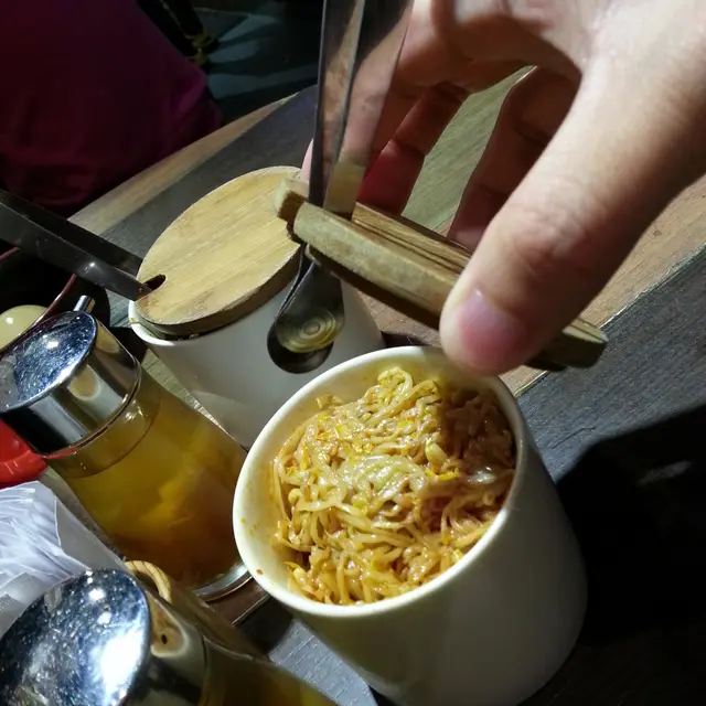 桌上之調味料芽菜