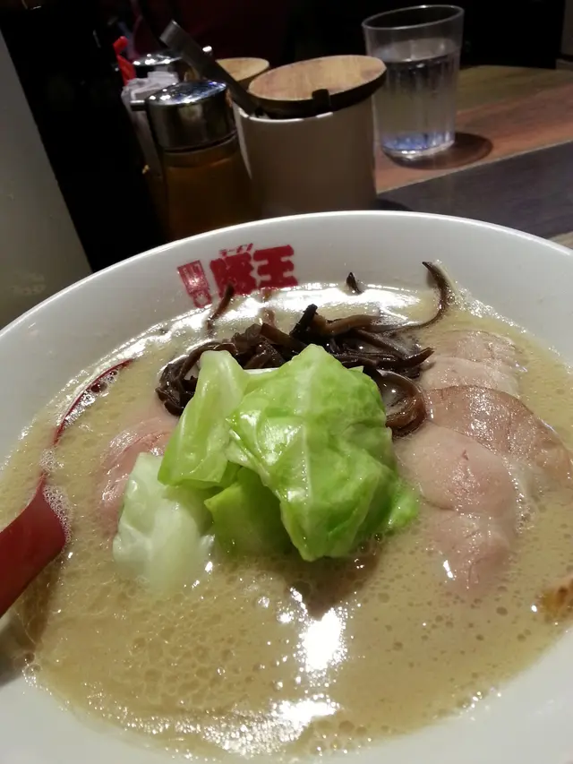 奶白色的湯底