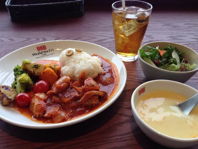 有鮮茄雞肉飯,粟米忌廉湯,沙律,飲品一杯