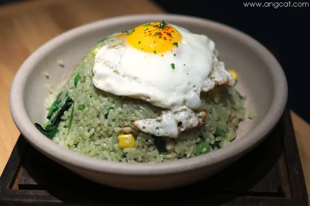 青咖喱雞肉伴雞蛋炒飯