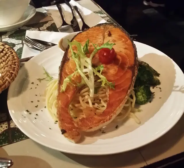 挪威厚切三文魚扒配君度香橙燒汁 - $98