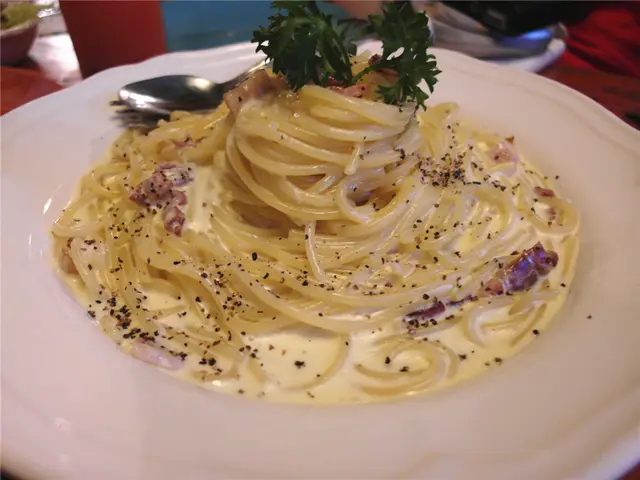 單看已經知道是高水準的一道菜，  原因是看那醬汁濃度，意粉的濕度就知道應該是不錯的。  果然，意粉的硬度剛好，濃郁的醬汁和煙肉令我一口接一口停不下來！