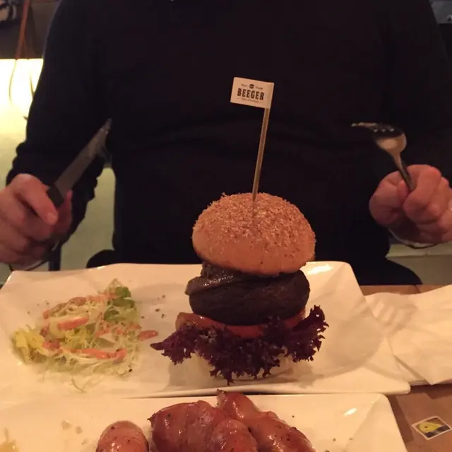 珍寶蘑菇手打牛肉漢堡，超讚！！！