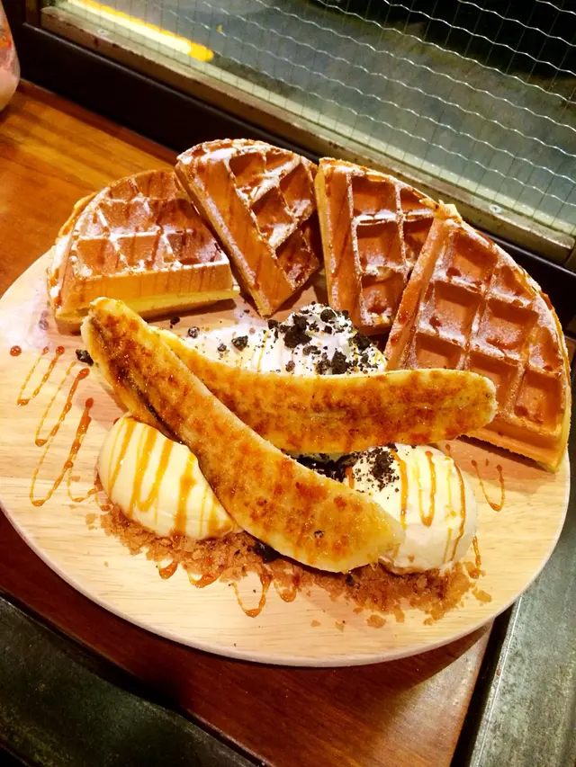 Caramel banana waffle wif ice cream