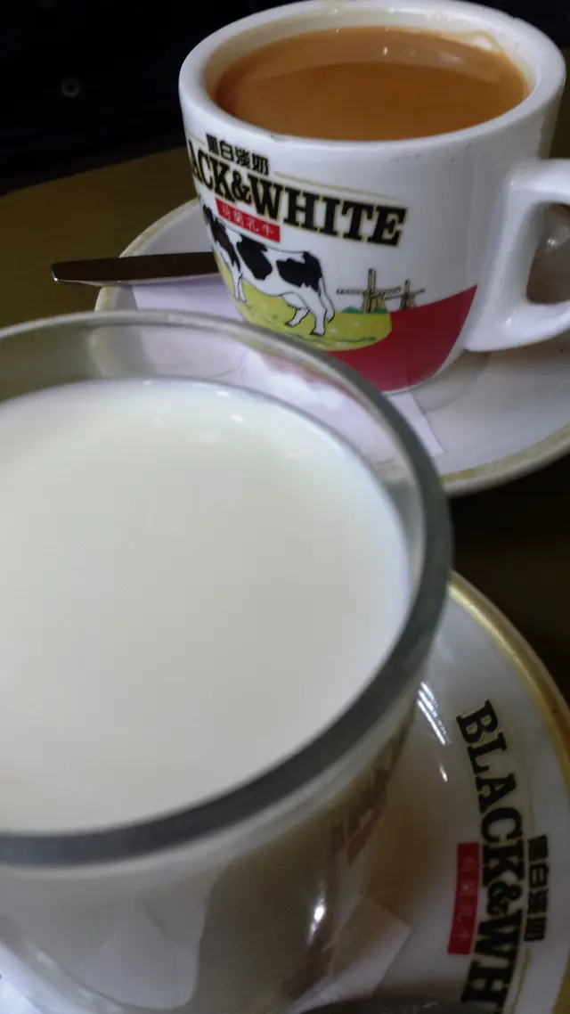 奶茶 + 熱鮮奶 ( 要補錢 )