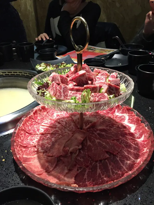 對於我呢D食肉獸黎講呢個係必食, 先講上面牛肉粒唔想HARD SELL不過真係好好食 入口即溶, 下面D雪花牛都好食, 有口感咬落重牛味又有少少肥肉剛剛好!! 食完仲想叫多碟, 不過再食就唔使食其他野