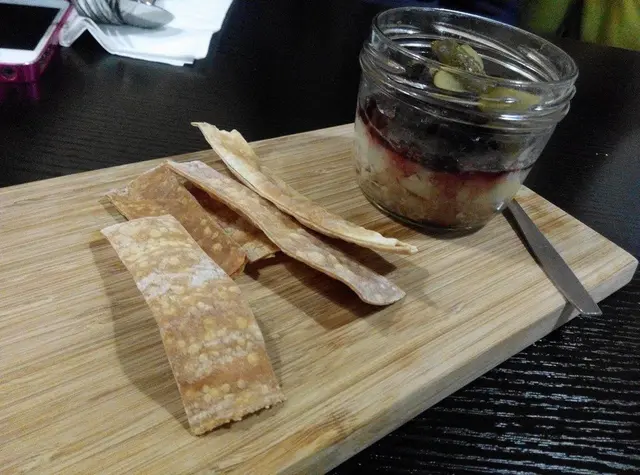 鵝肝醬配脆包條及酸青瓜