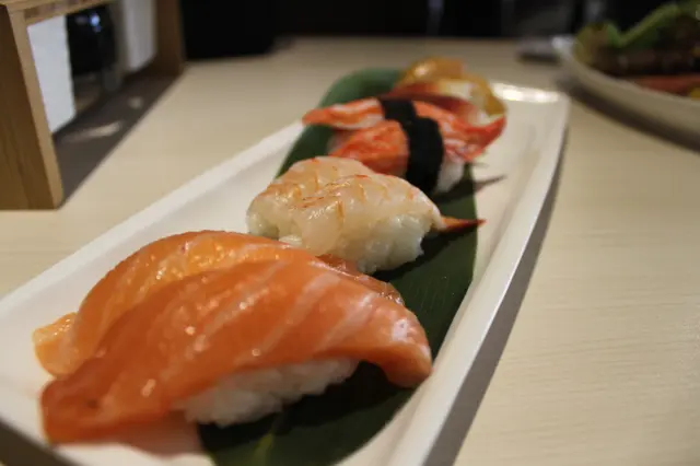 不會一夾便散開，這才是壽司應有的素質。很多時候，放題餐廳的壽司都遠不及迴轉壽司或其他日本料理，所以這裡的壽司倒讓我感到驚喜。