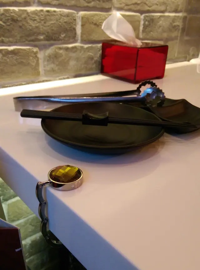女店員給我一個掛鉤，方便掛起袋子，令我欣賞貼心的服務！