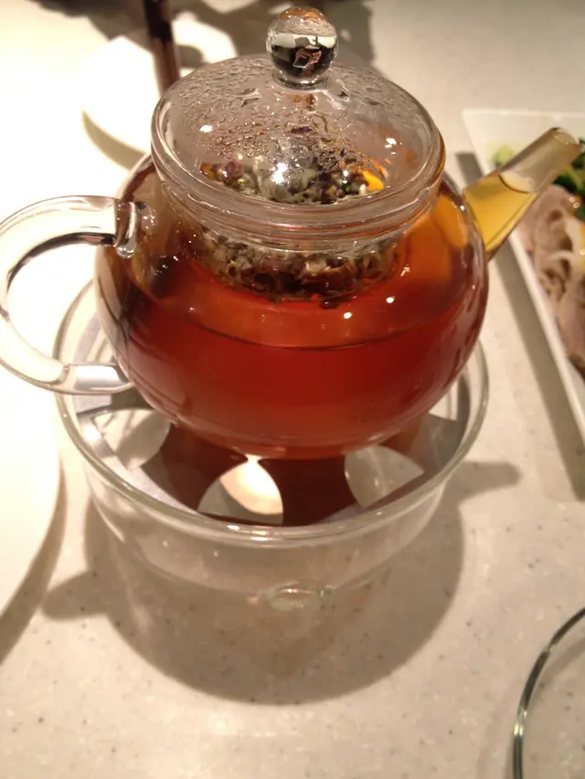 花茶的味道很奇怪，有一種很假的味道，可能是茶包的關係。