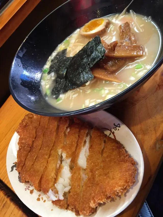 好香口的魚扒, 廚師細心地把他與拉麵上桌, 令吉列魚扒補留外層香脆, 而肉質鮮嫩, ，魚柳熱騰騰之餘更有入口即溶的感覺，好正！