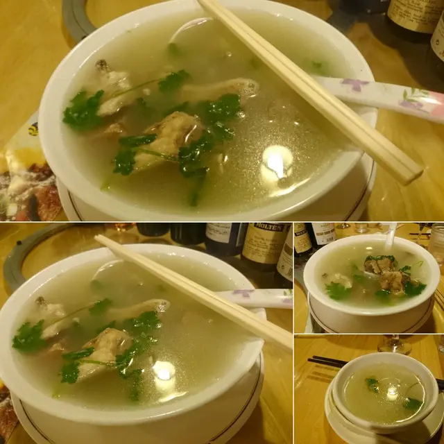 面上分別找到幾件碎切的羊肉,與及芫荽數條;呻了一口湯身,確有來自羊肉的羶香,喝得出是貨真價實的貨色,期間亦於底部找到些許粉絲,印象理應不錯,卻是熱燙度有所不足,未免有所失色。