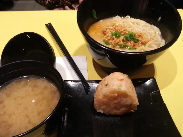 輕食(辣醬面使拉面+三文魚飯團+面使湯)