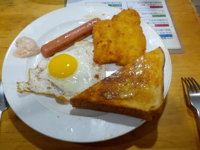 吉列魚+厚多士+腸蛋