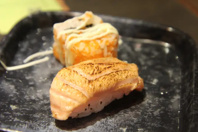 軟殼蟹牛油果反卷及火焰三文魚壽司