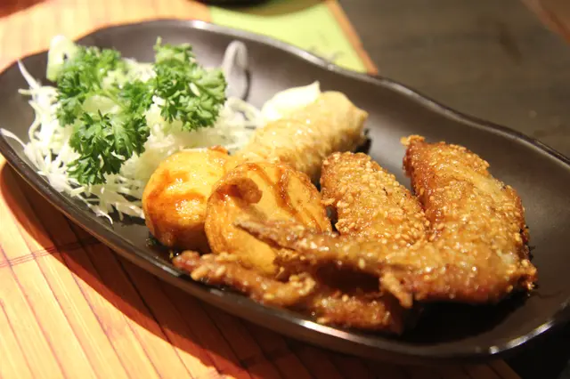 芝麻雞翼、一口芝士魚餅及甘蝦腐皮卷