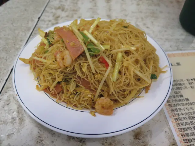 米粉太多食唔晒,火腿同叉燒就少咗D,味道偏辣,青椒唔熟
