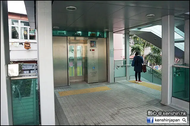 沿這天橋走大約6-8分鐘看到左邊有這部升降機