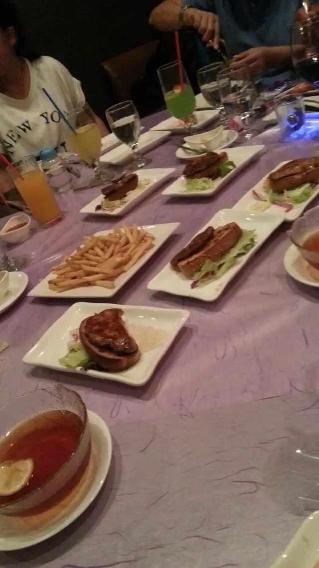 鵝肝多士一人一半已夠