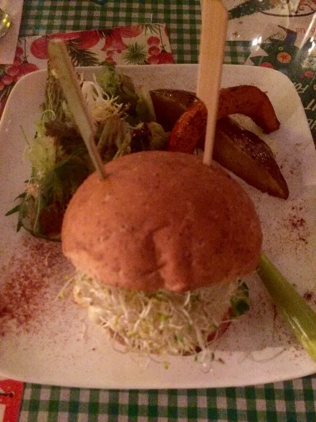 香脆黑椒大豆炸餅漢堡包伴南瓜薯角及神秘有機醬汁田園沙律