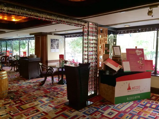 餐廳空間頗大, 氣氛輕鬆, 窗旁的座位可望到百週年紀念公園的美麗景致