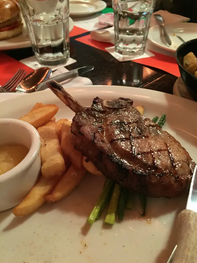 優質的美國豬, 肉質呈現嫩身之餘, 吃一口, 不太靭, 真是肉厚汁多香嫩中帶有肉的嚼勁.