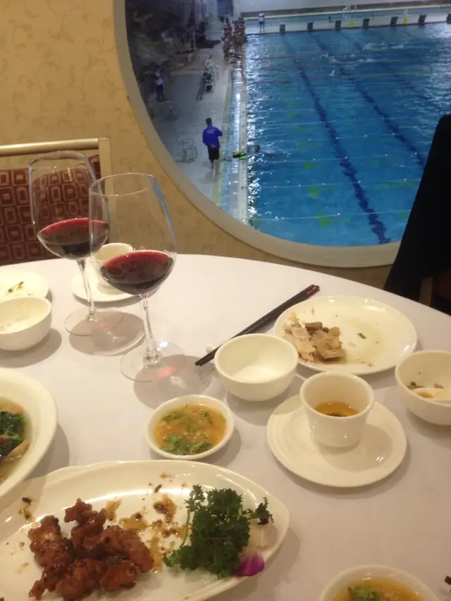 在食飯的場景加個玻璃望著泳池,視覺上非常舒服。令我有不如也運動一下的想法。