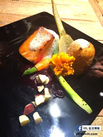 Pansy (三色堇)  Apples, Apples, Apples (煙燻蘋果木三文魚配蘋果醋泡沫)