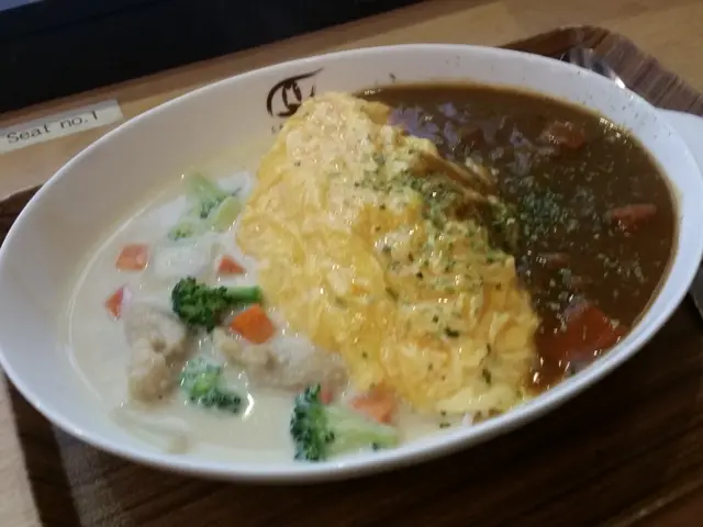 咖哩豬肉拼忌廉雞肉