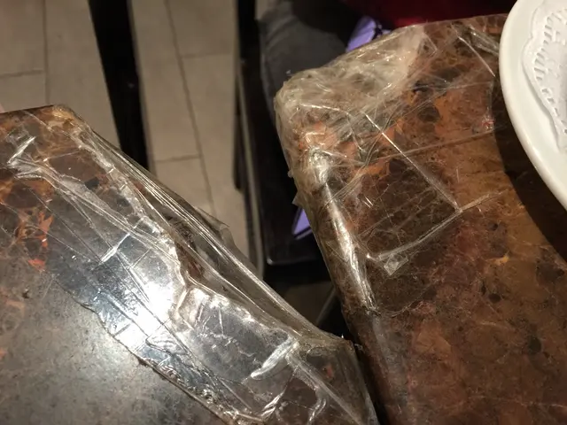 破裂的枱仲要用膠紙包住，真係一絕