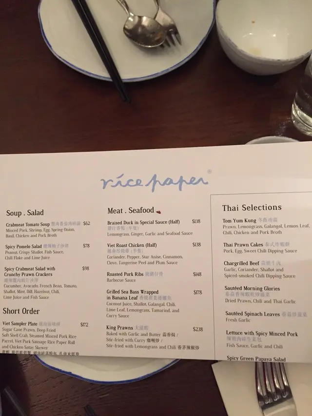 得一張長卡紙，價錢比出面貴少少