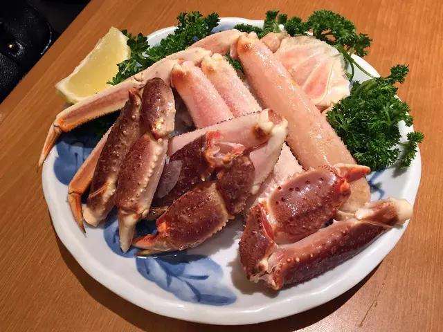 整隻松葉蟹上，蟹腳及鉗等已切去部份外殼方便食客非常貼心，蟹肉鮮甜好味。