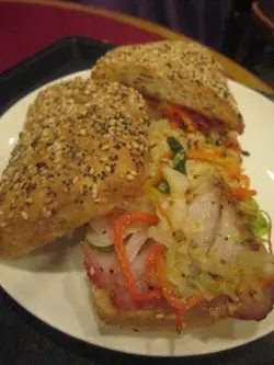 夹了不少蔬菜丝和红萝卜丝