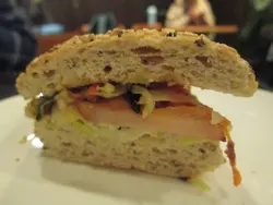 烟熏鱼必须与面包和蔬菜同食