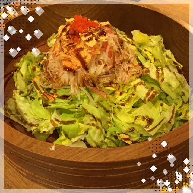 農曆新年點選這前菜，大家二口同聲說要齊齊「撈起」！除左因為應節外，當然要把蔬菜與其他餡料齊齊撈勻，因為上桌時，蟹柳、蟹籽、脆片、海藻等鋪於蔬菜上，如不撈均，吃到中段便只有蔬菜了...