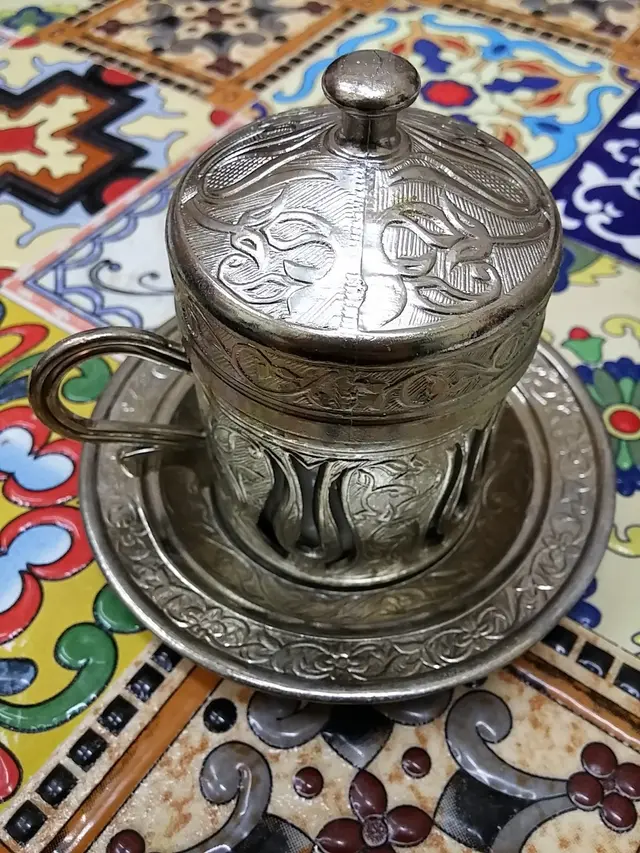 咖啡香氣偏清,沒有澀味及酸味,但渣多量少