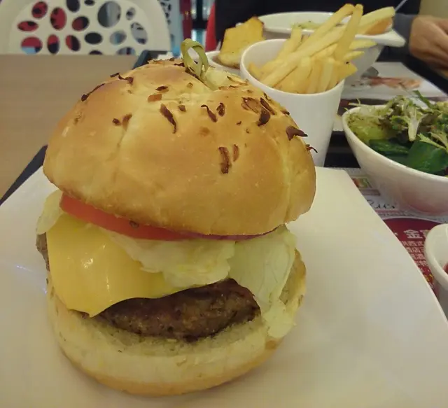 B.L.T Burger，加$30(薯條+沙律+飲品)