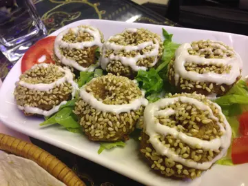 炸豆丸配中東芝麻醬