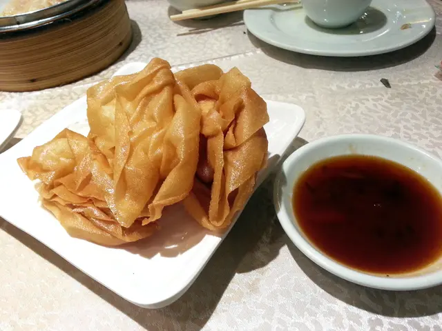 炸雲吞皮薄香脆，蝦肉餡都有彈口的口感，蘸上甜甜酸酸的五柳汁吃，可減輕油膩感。