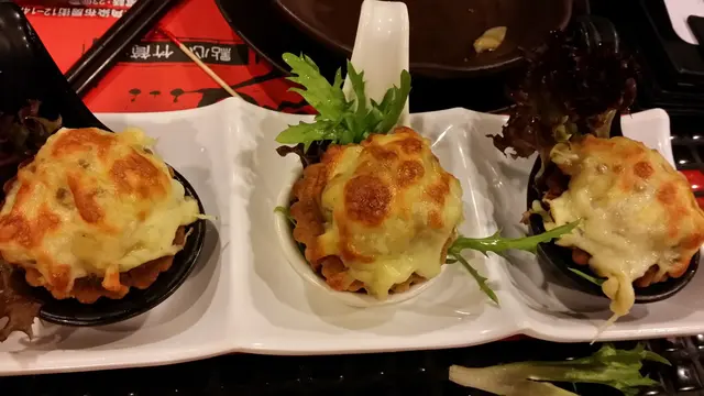 酥香既蛋撻上鋪滿香滑既白汁芝士，加埋蘑菇雞肉，yummy yummy！