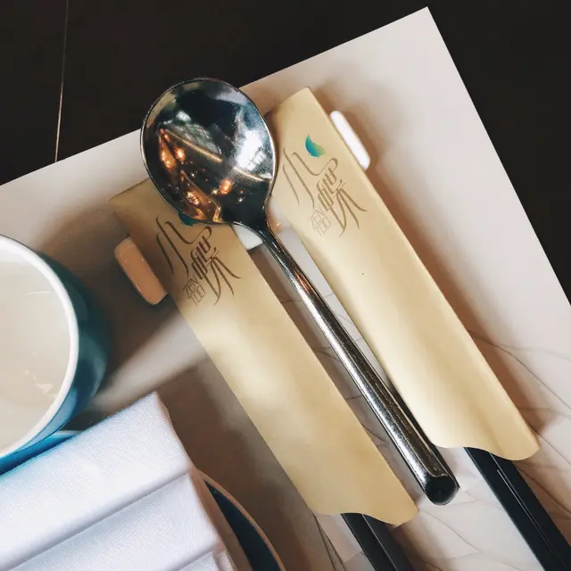 色彩鮮豔的碗碟