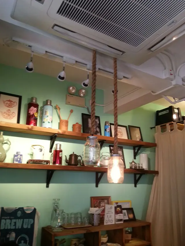 內在佈置，亂中有序，空氣中都充滿茶香及糕點香