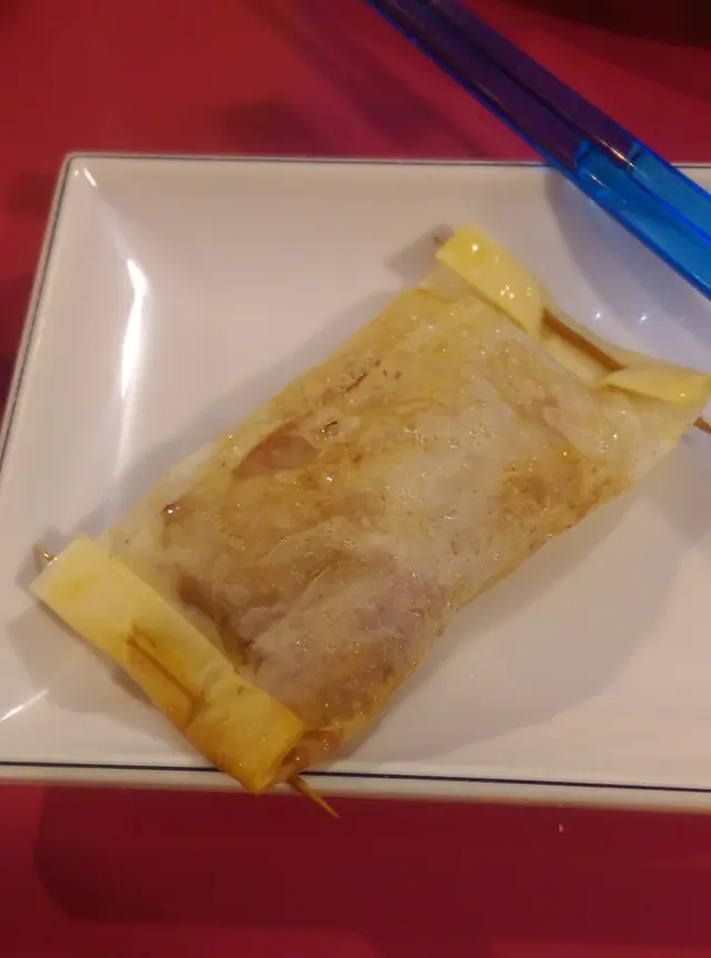 油淋淋的牛油紙包住細細件的豬肉